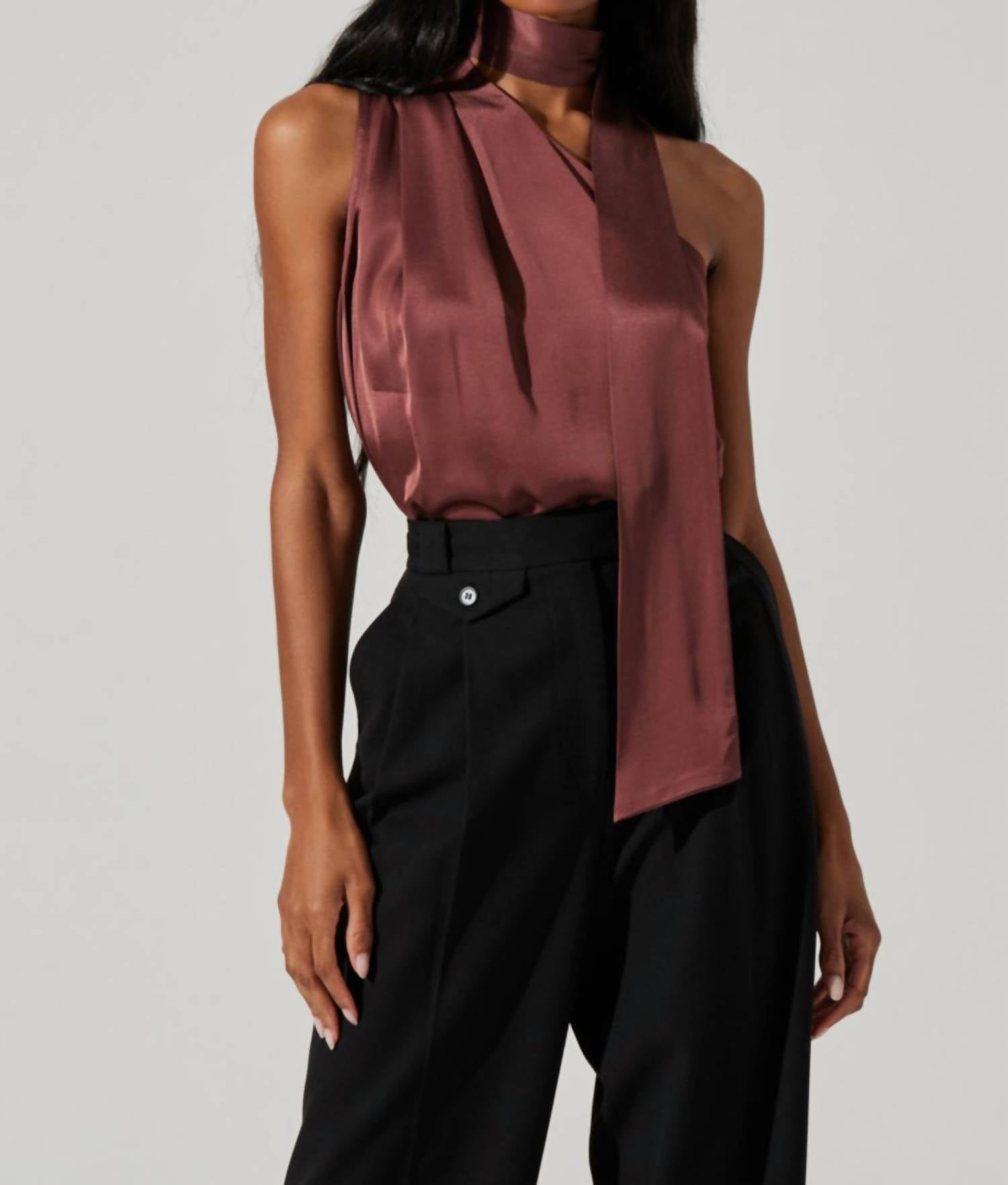 

Асимметричный топ с частичным шарфом в цвете Mulberrycolor ASTR