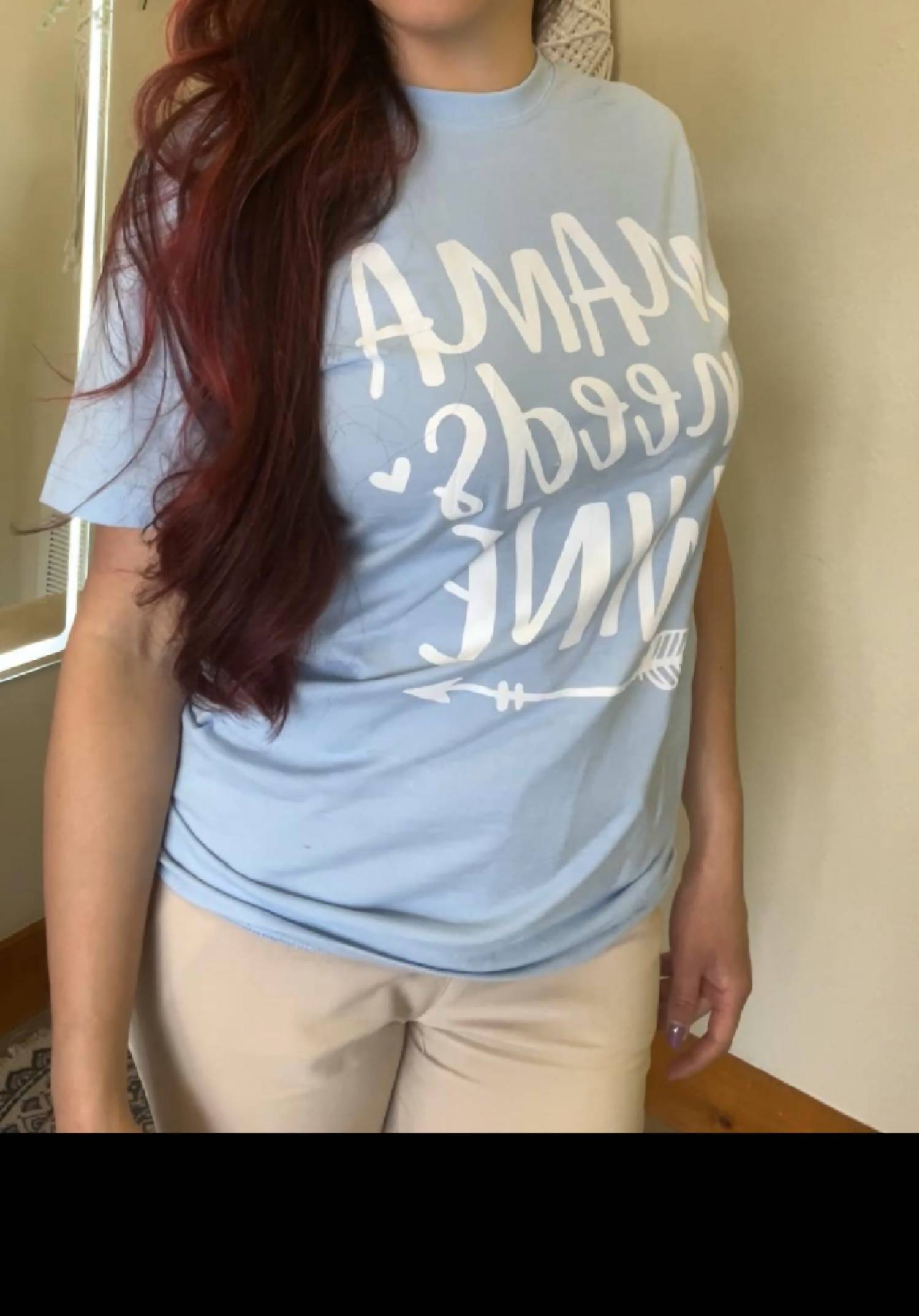 

Hana Футболка с принтом "Маме нужно вино" в нежно-голубом цвете, Синий, Hana Футболка с принтом "Маме нужно вино" в нежно-голубом цвете