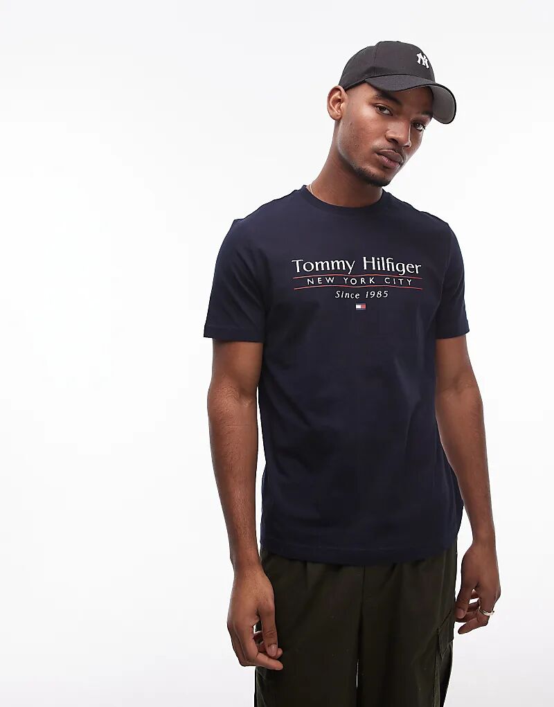 

Футболка Tommy Hilfiger с линейным логотипом в центре стека, черная
