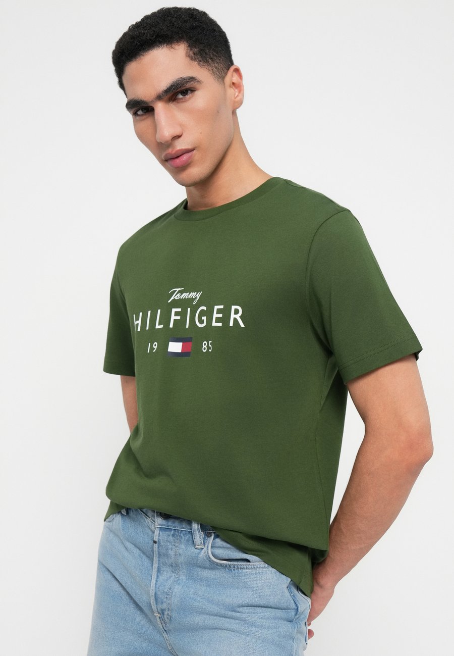 Футболка Tommy Hilfiger BRAND LOVE BIG TEE, Mountain Pine/Khaki — фото 4