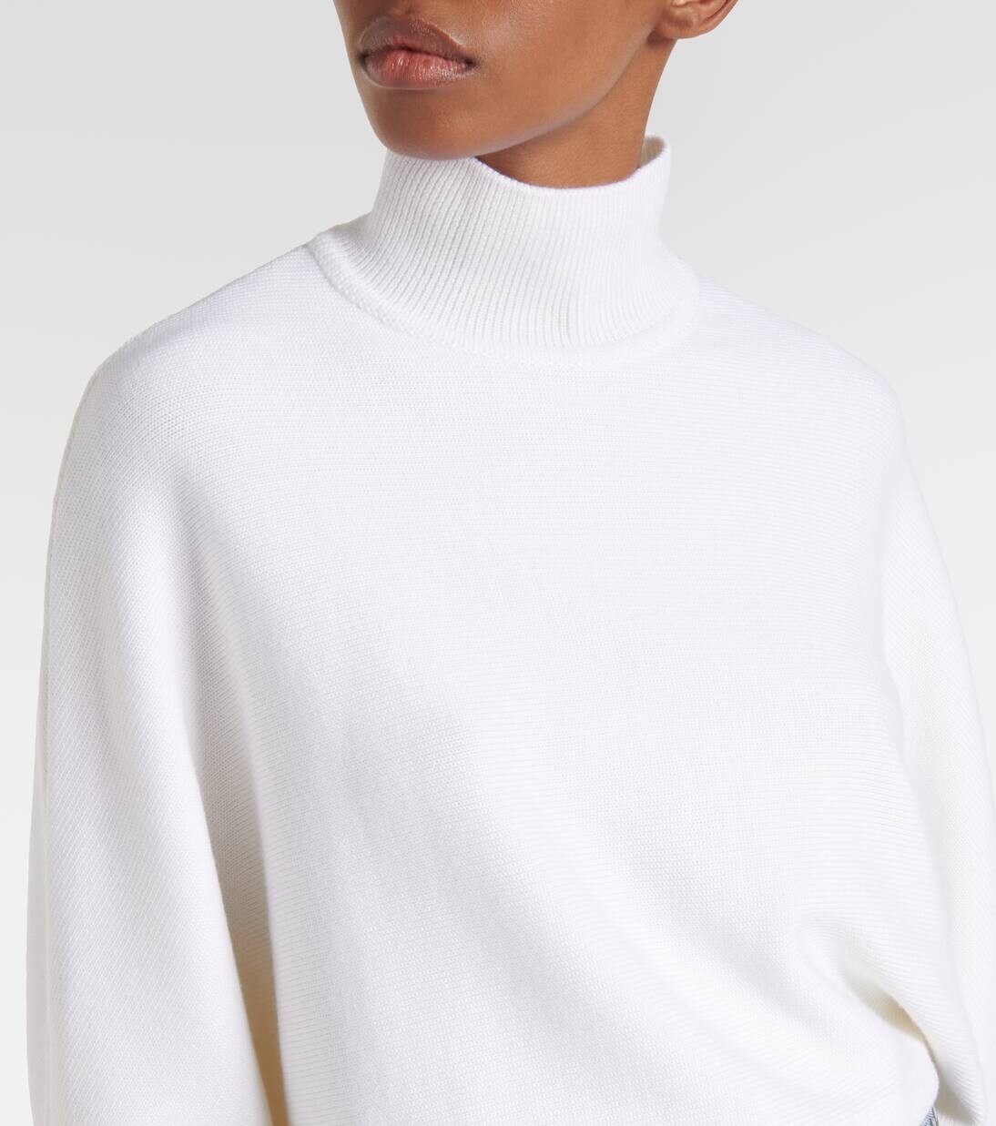 Шерстяной свитер с высоким воротом Alaïa, цвет blanc naturel — фото 4