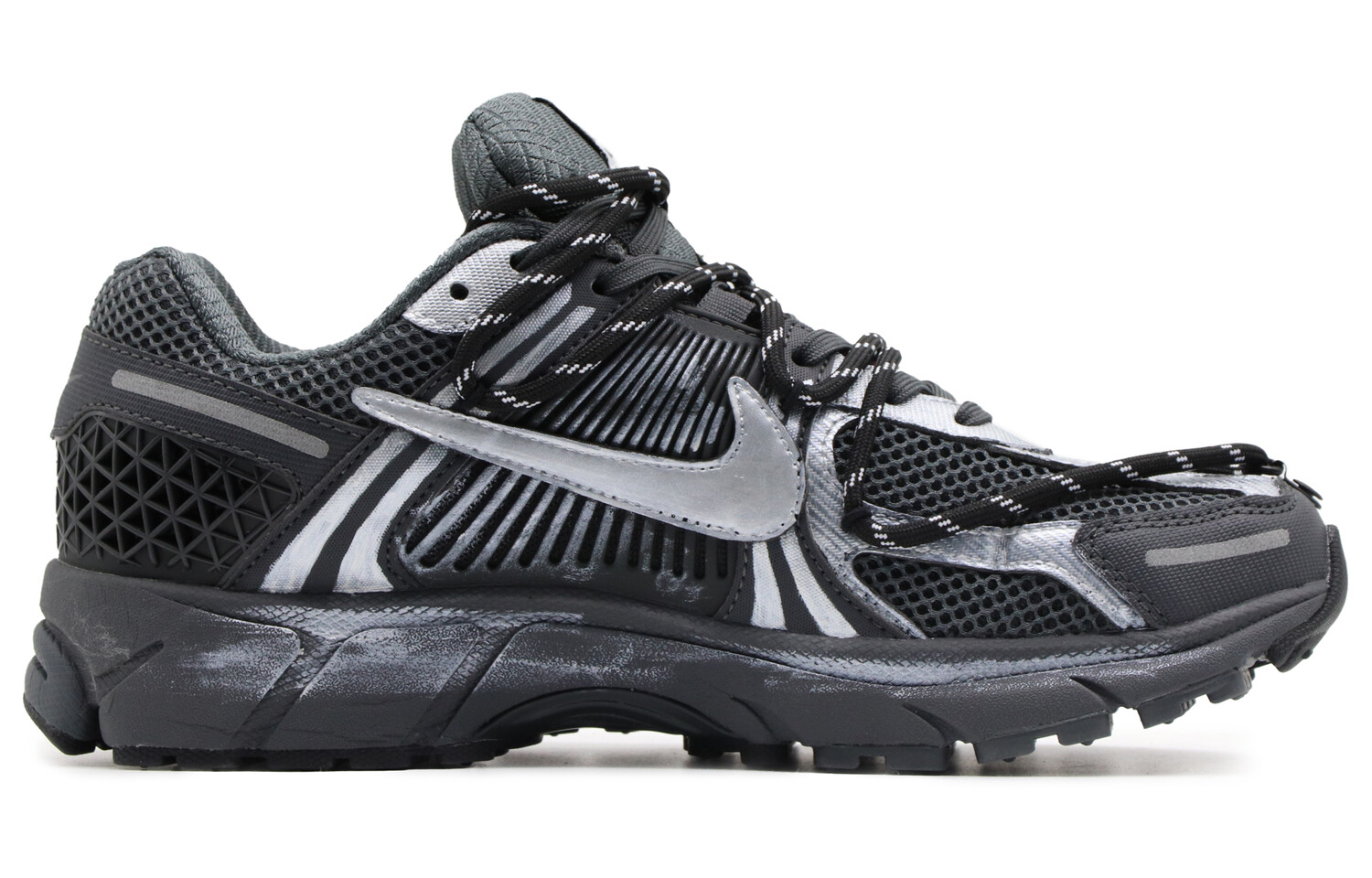 

Кроссовки Nike Air Zoom Vomero 5 унисекс