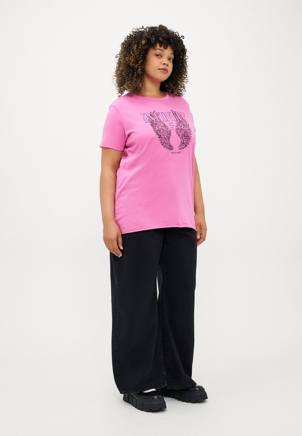 

Футболка с принтом CARMIKO LIFE WASHED TEE ONLY Carmakoma, розовый