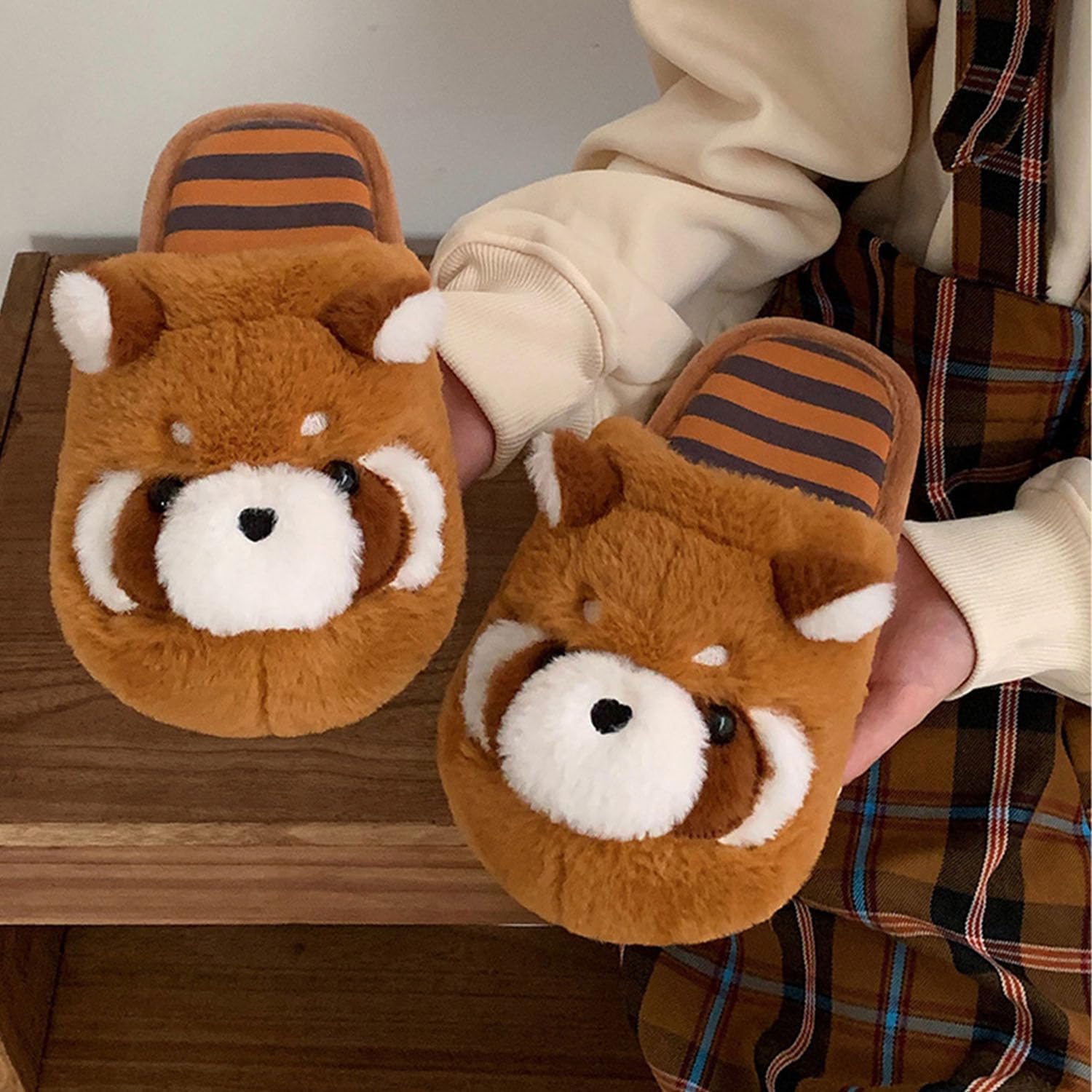 Тапочки Jfxgjuv Koala, милые плюшевые тапочки в виде животных для женщин и мужчин: носорог, енот, ленивец, пингвин, панда, кот. Мягкие тапочки с эффектом памяти, теплые и пушистые для зимы, для дома и улицы, коричневый — фото 4