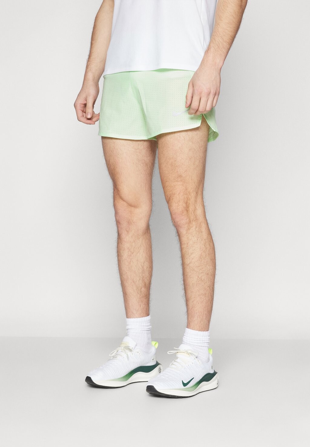 

Спортивные шорты FAST SHORT Nike, цвет vapor green/black/reflective silver