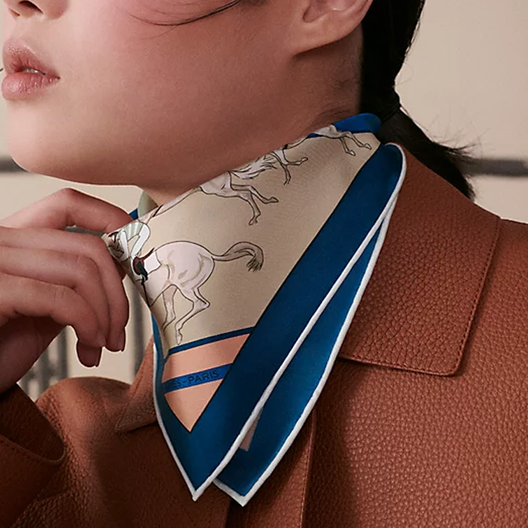 HERMES Шарф Mulberry Silk для женщин, цвет cobalt blue — фото 3