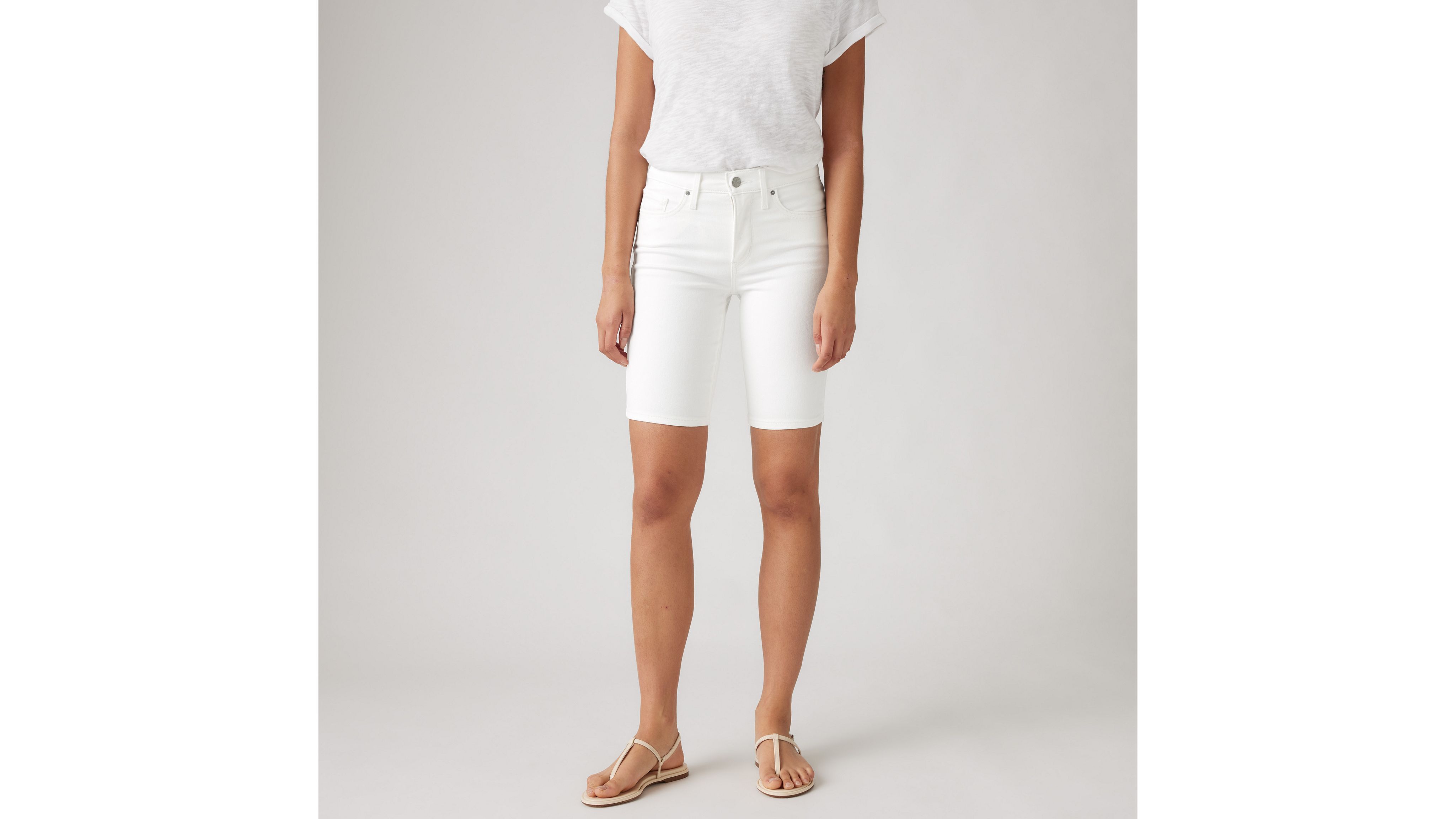 Формирующие женские шорты-бермуды Levi's, цвет Chalk White — фото 4