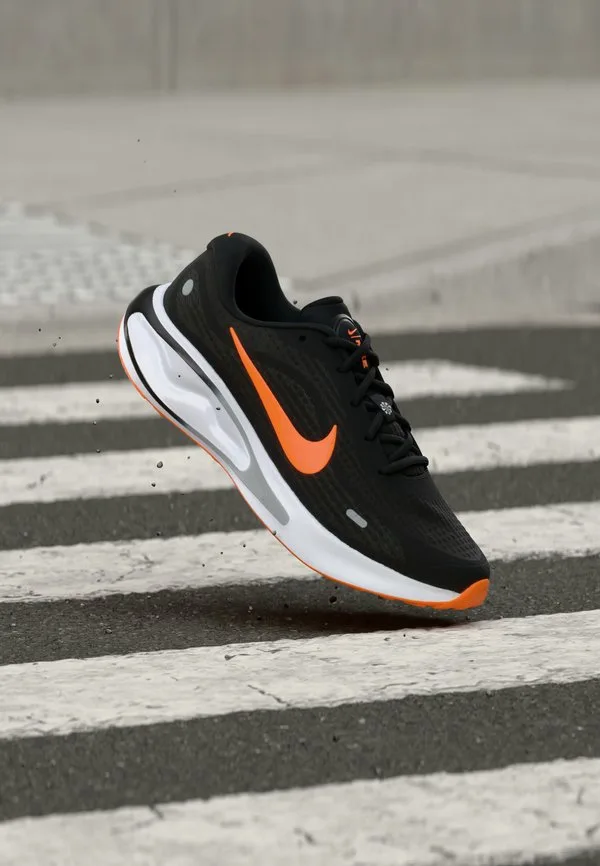 Кроссовки для бега по шоссе от компании journey run Nike Performance, Black/Total Orange/Anthracite/Wolf Grey/White