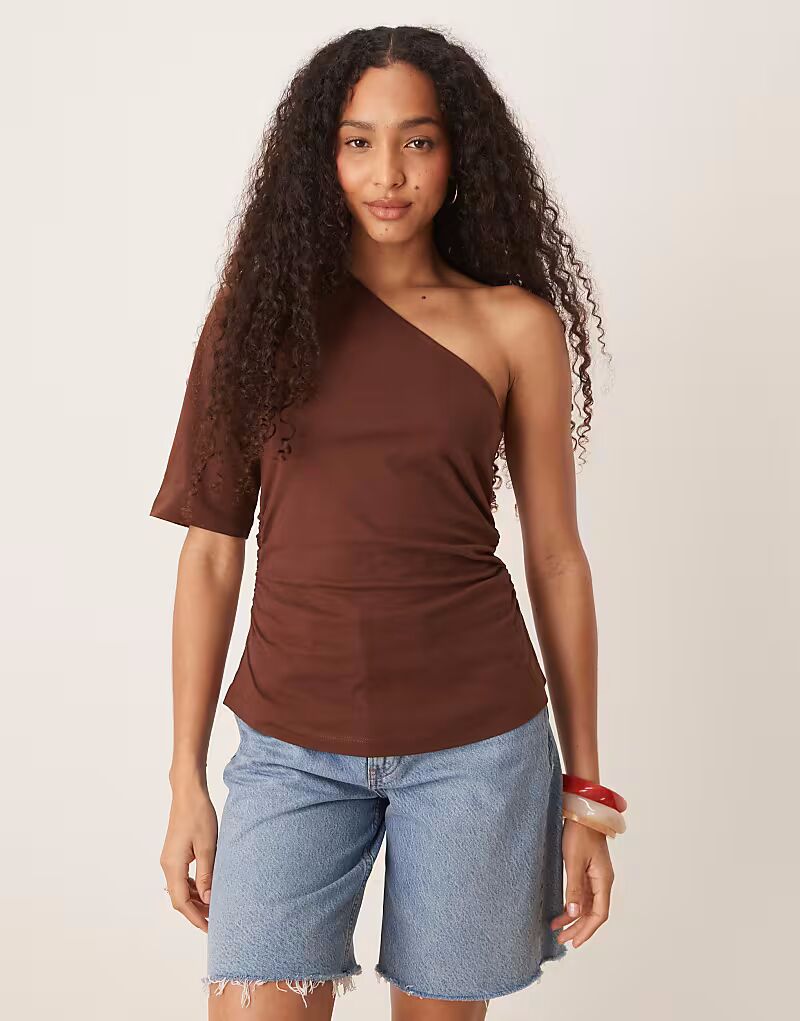 

Футболка ASOS DESIGN асимметричного кроя с защипом коричневого цвета