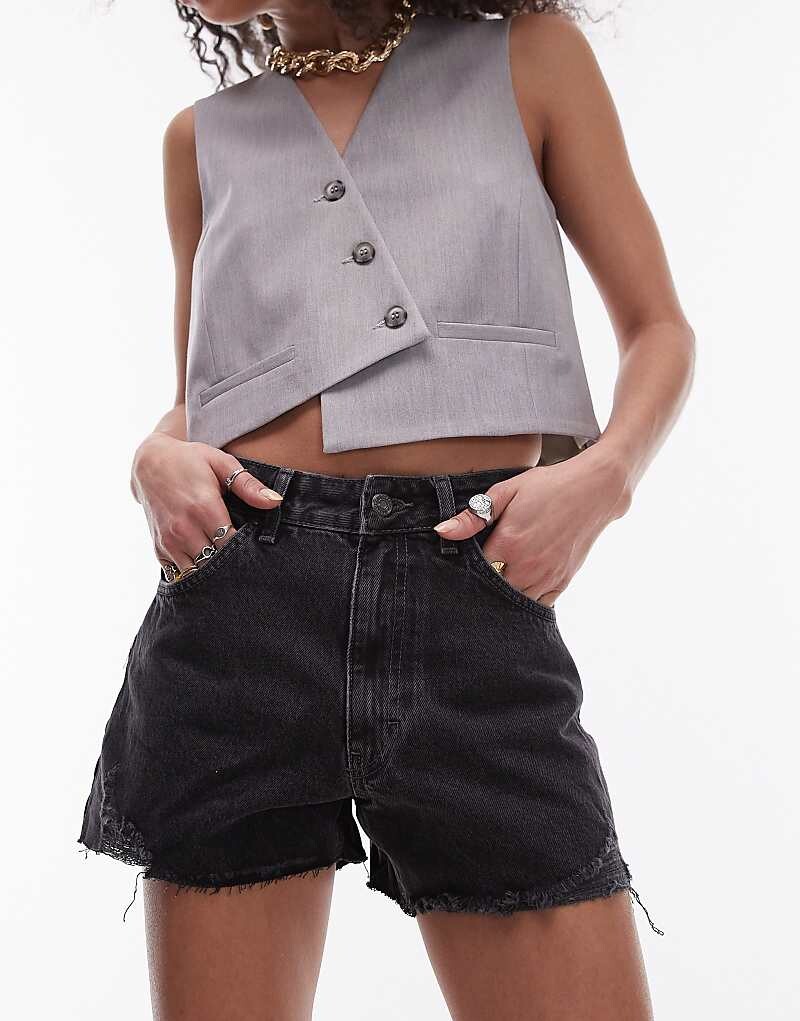 

Черные джинсовые шорты трапециевидного кроя с рваными краями Topshop