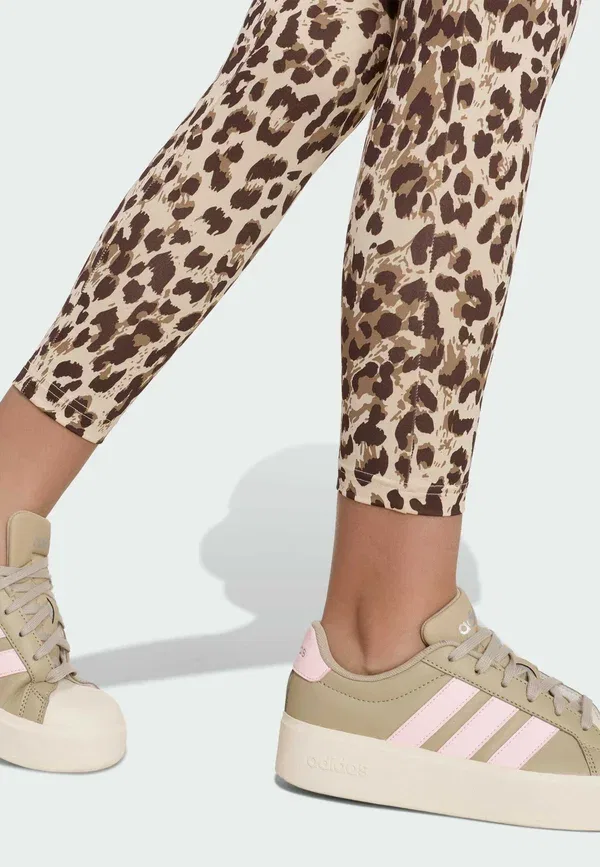 Леггинсы для девочек Junior girl an aop legging leggings Adidas Performance, кристально-льняной хаки, шесть темно-коричневых, темно-коричневый — фото 3