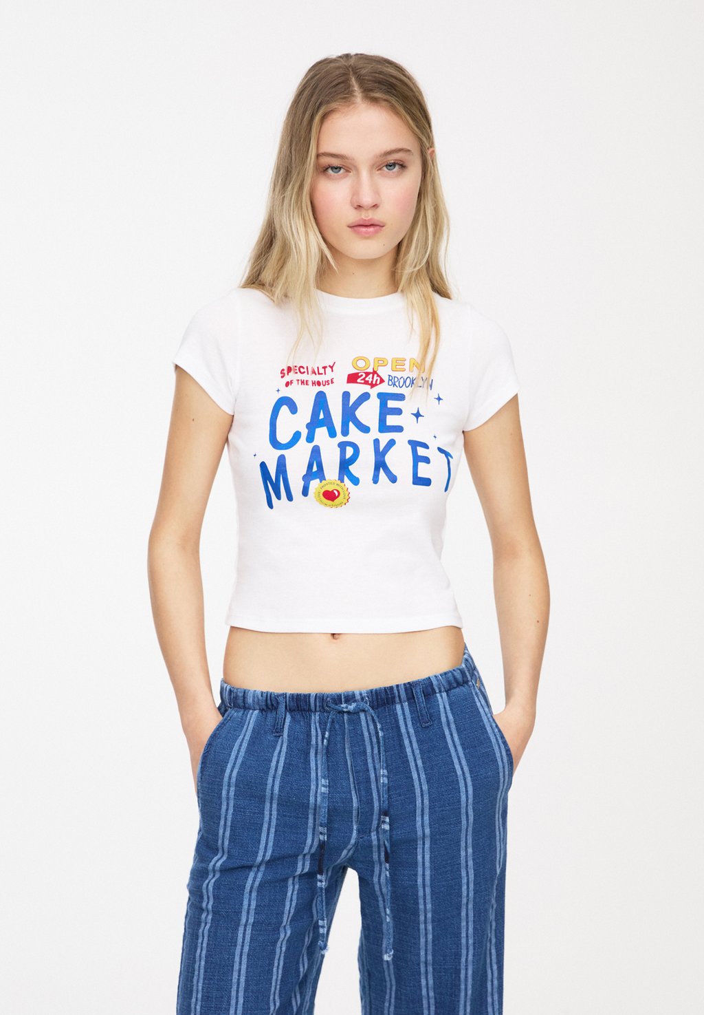 

Футболка с принтом CAKE MARKET PULL&BEAR, белый