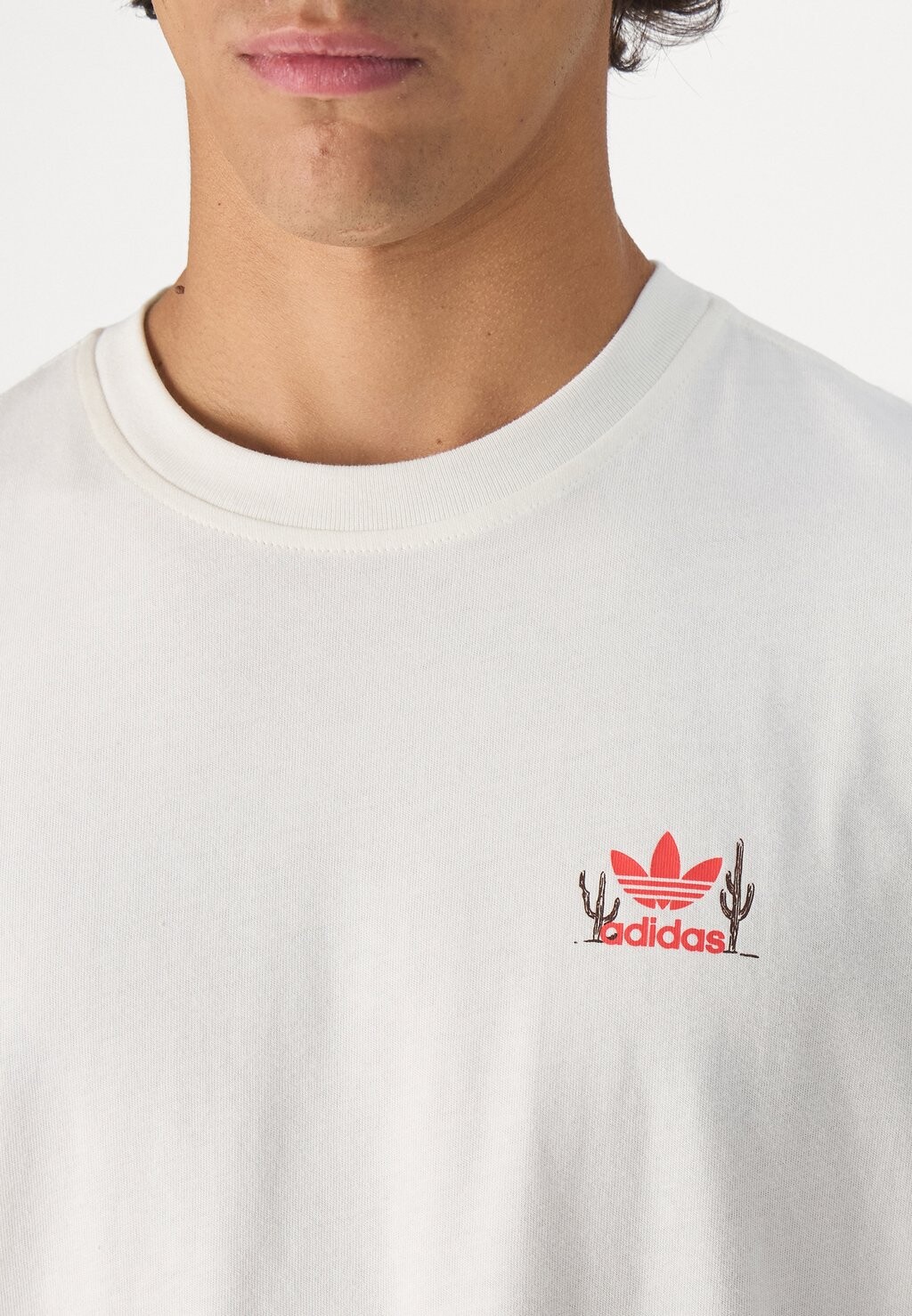 

Принт на футболке TREFOIL adidas, кремовый