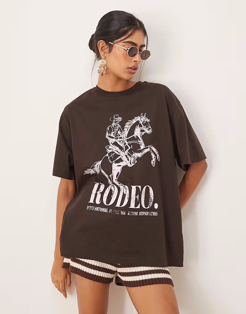 

Футболка ASOS DESIGN свободного кроя шоколадно-коричневого цвета с принтом родео