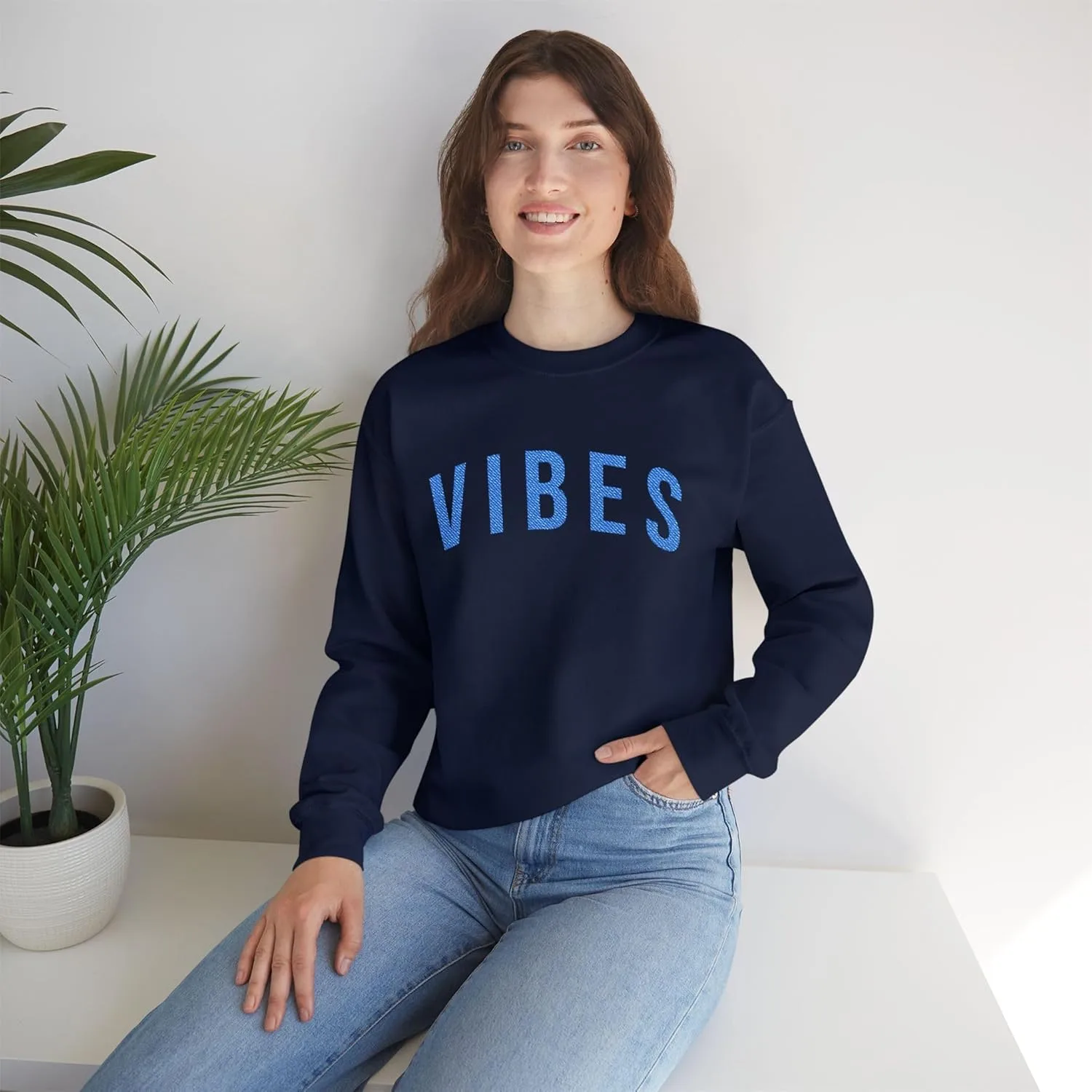 Вышитый свитшот Vibes, уютный унисекс — фото 3