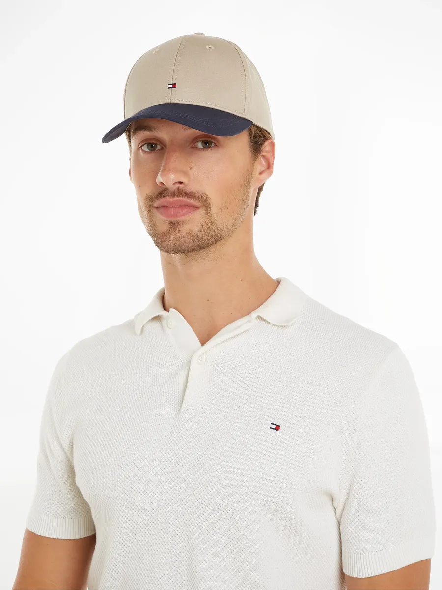 

Бейсбольная кепка Tommy Hilfiger "TH FLAG COTTON 6 PANEL CAP" с тонким флажком над козырьком, цвет Beige / Space Blue