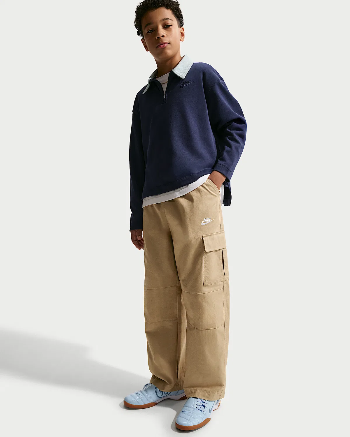 Детские широкие карго-брюки Nike Sportswear Club, Parachute Beige/White — фото 4