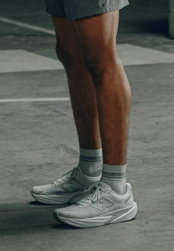 Кроссовки Fuelcell rebel v5 New Balance, серый серебристый металлик