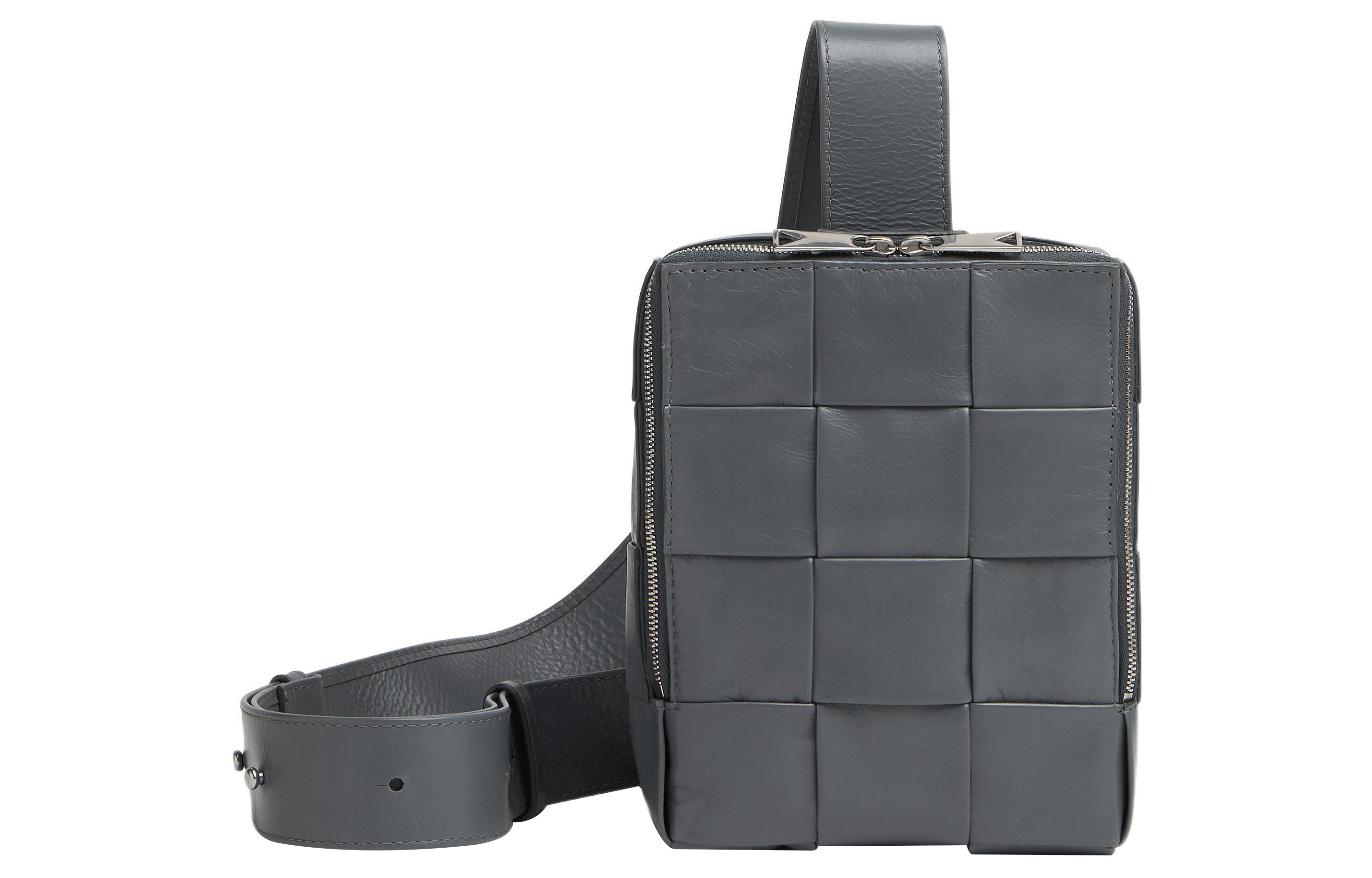 

Сумка-слинг из телячьей кожи мужская gray Bottega Veneta