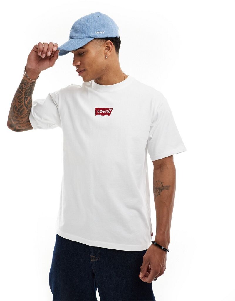 

Levi’s — белая футболка с логотипом Batwing посередине Levi's
