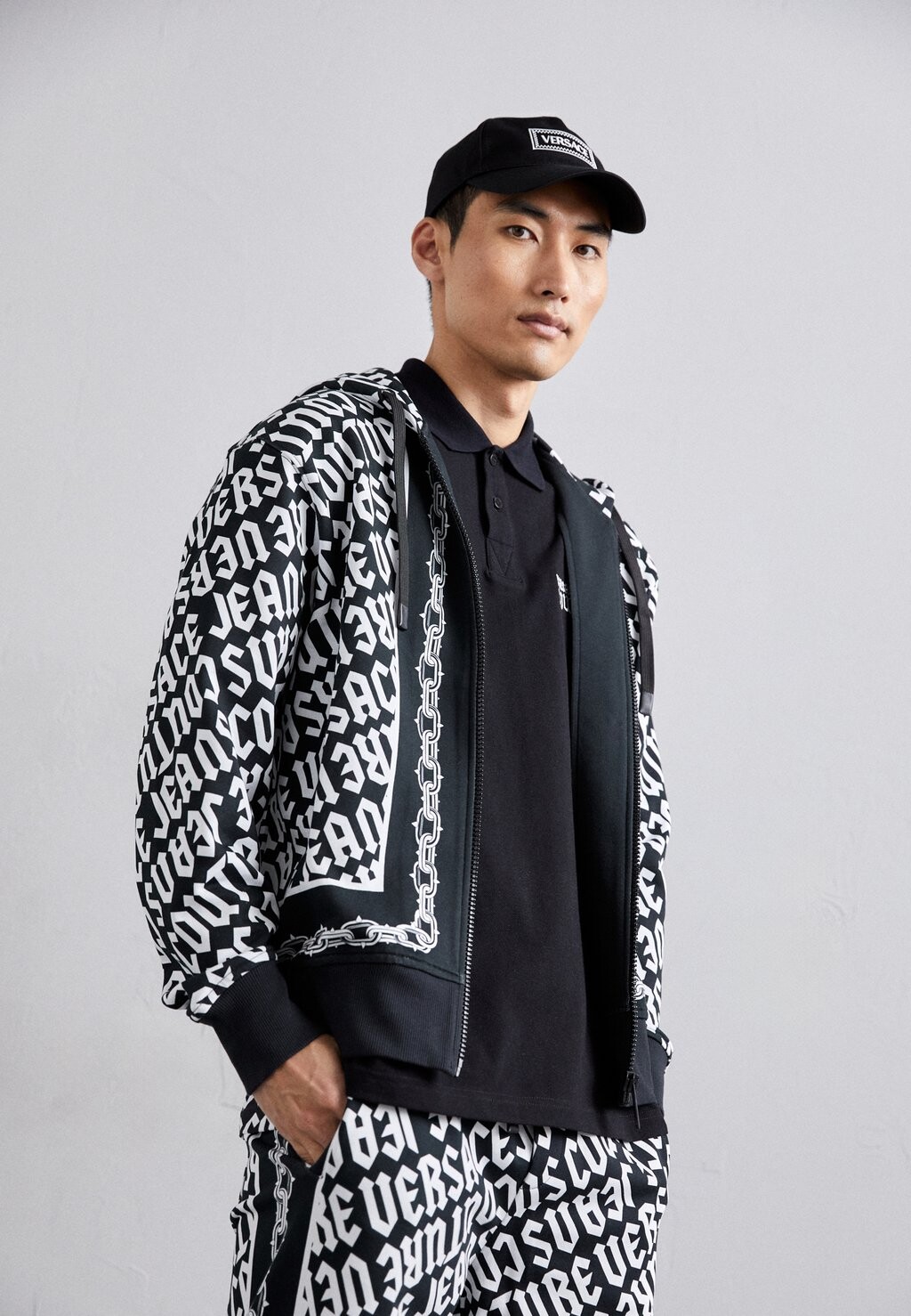 

Толстовка на молнии MONOGRAM PANEL Versace, черный