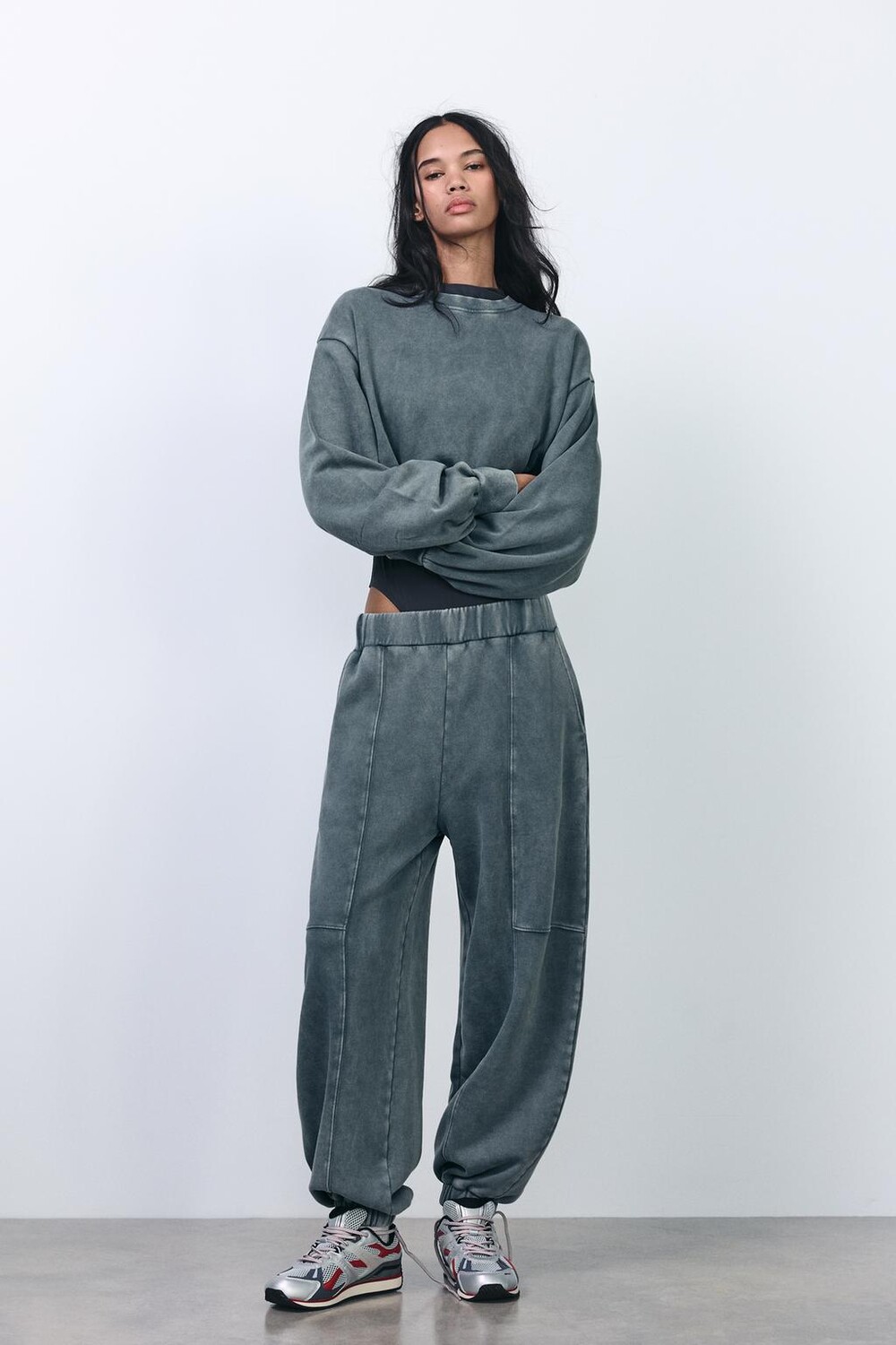 

Выцветевшие спортивные брюки ZARA, средне-серый
