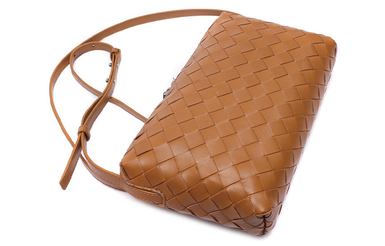 Bottega Veneta Женская коричневая сумка через плечо из овчины — фото 4