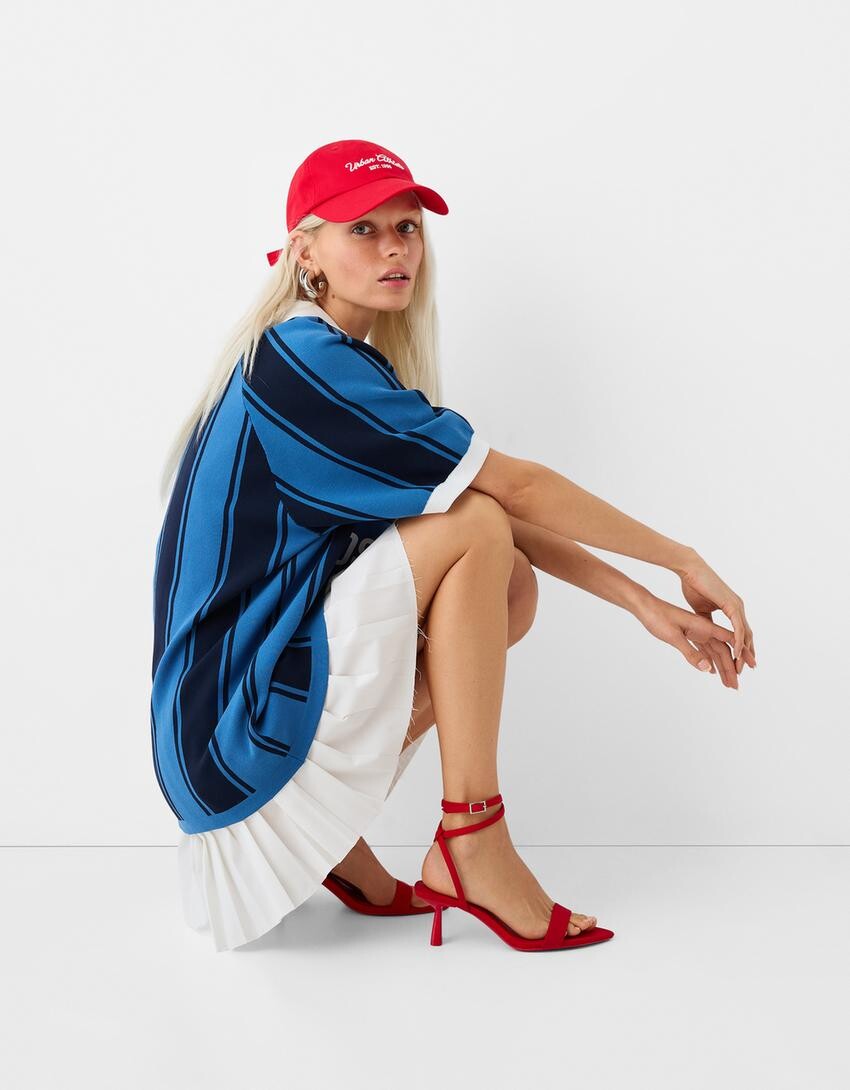

Босоножки на каблуке-рюмочке с острым носком Bershka, красный