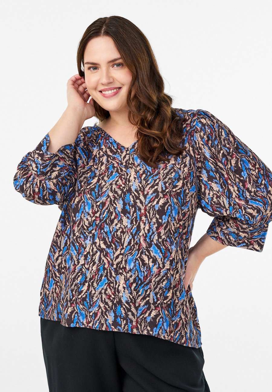 

Блуза Zizzi MIT V-AUSSCHNITT UND 3/4-ÄRMELN, Blue Art Aop/Dark Blue