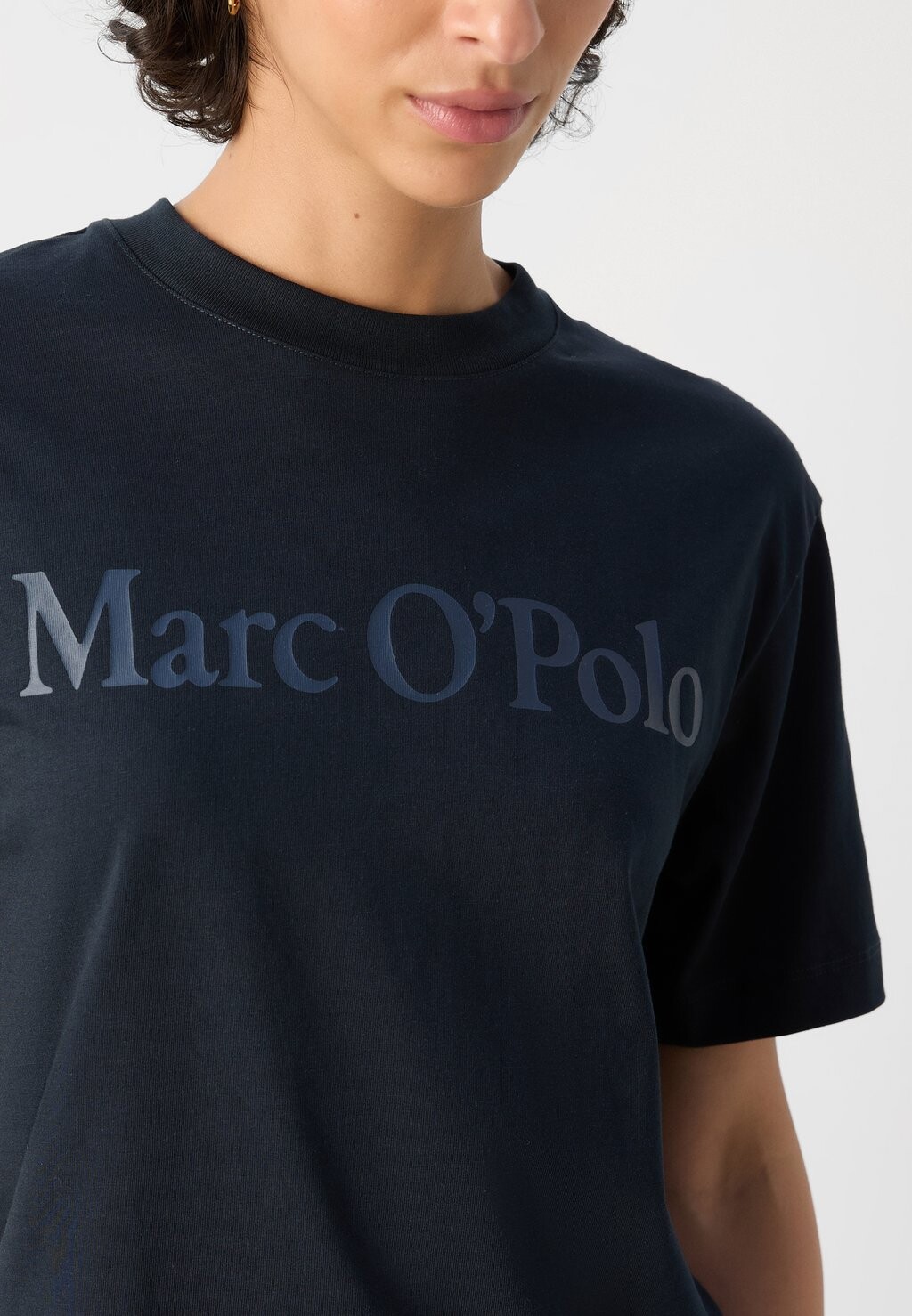 

Простая футболка SHORT SLEEVE ROUND NECK RELAXED FIT LOGO TEE Marc O'Polo, темно-синий