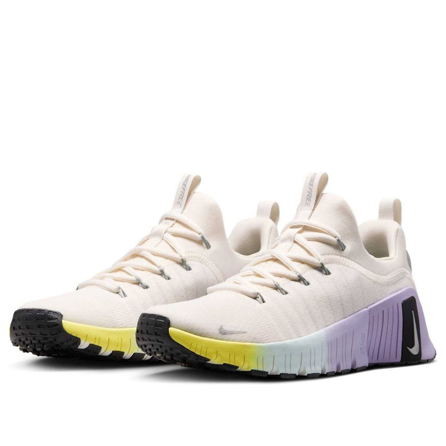 Кроссовки (WMNS) Nike Free Metcon 6 SE 'Phantom Black Hydrangeas', бежевый — фото 3