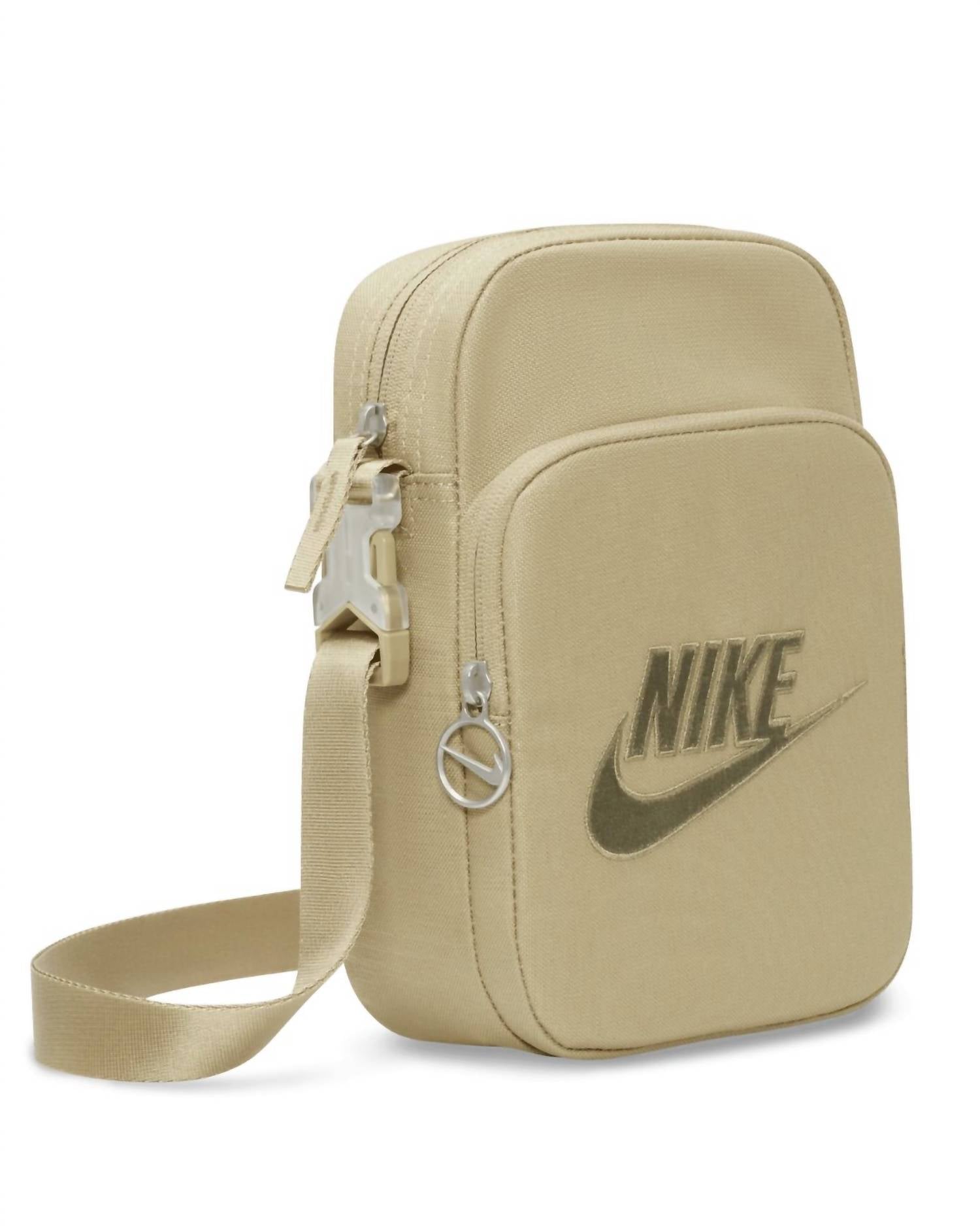 

Сумка-мессенджер Heritage унисекс через плечо цвета оливкового сияния Nike