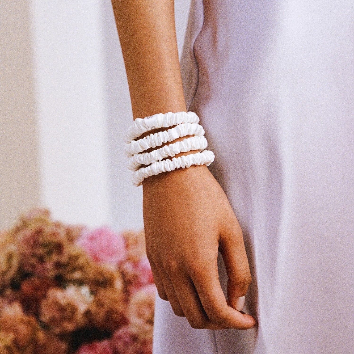 Резинка для волос schmal scrunchies back to basics, reine seide - kupfer Slip, white, количество 1 шт. — фото 4