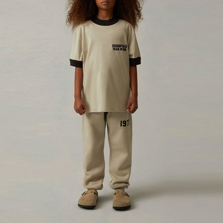Детская футболка Fear Of God Essentials, цвет Wheat — фото 2