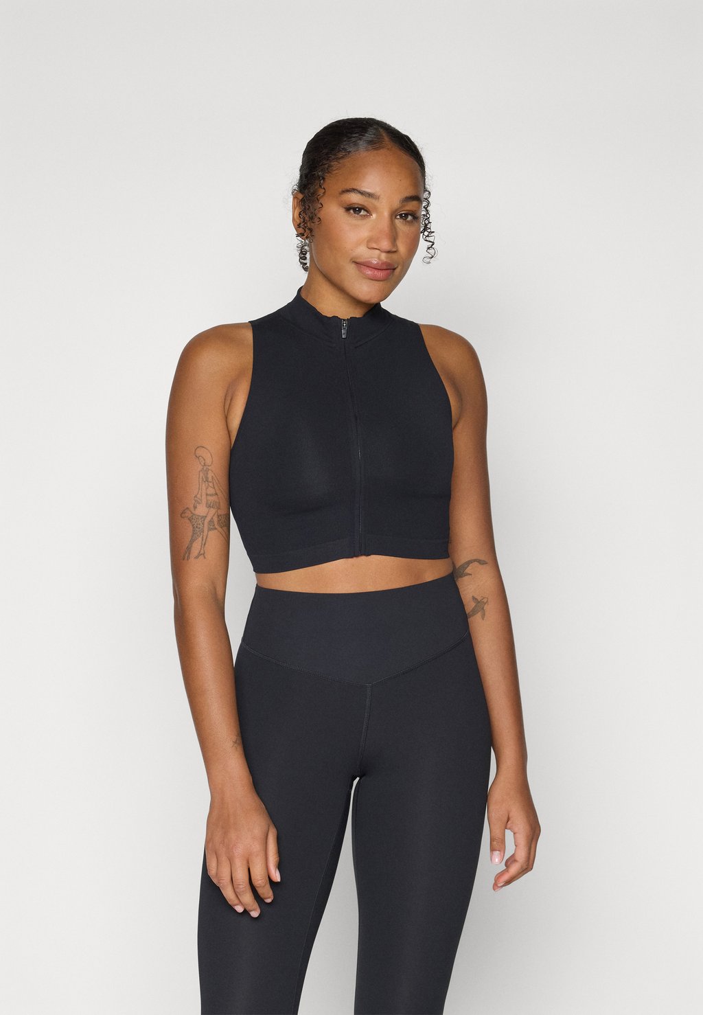 

Топ SLEEK SEAMLESS ZIP CROP Fabletics, черный