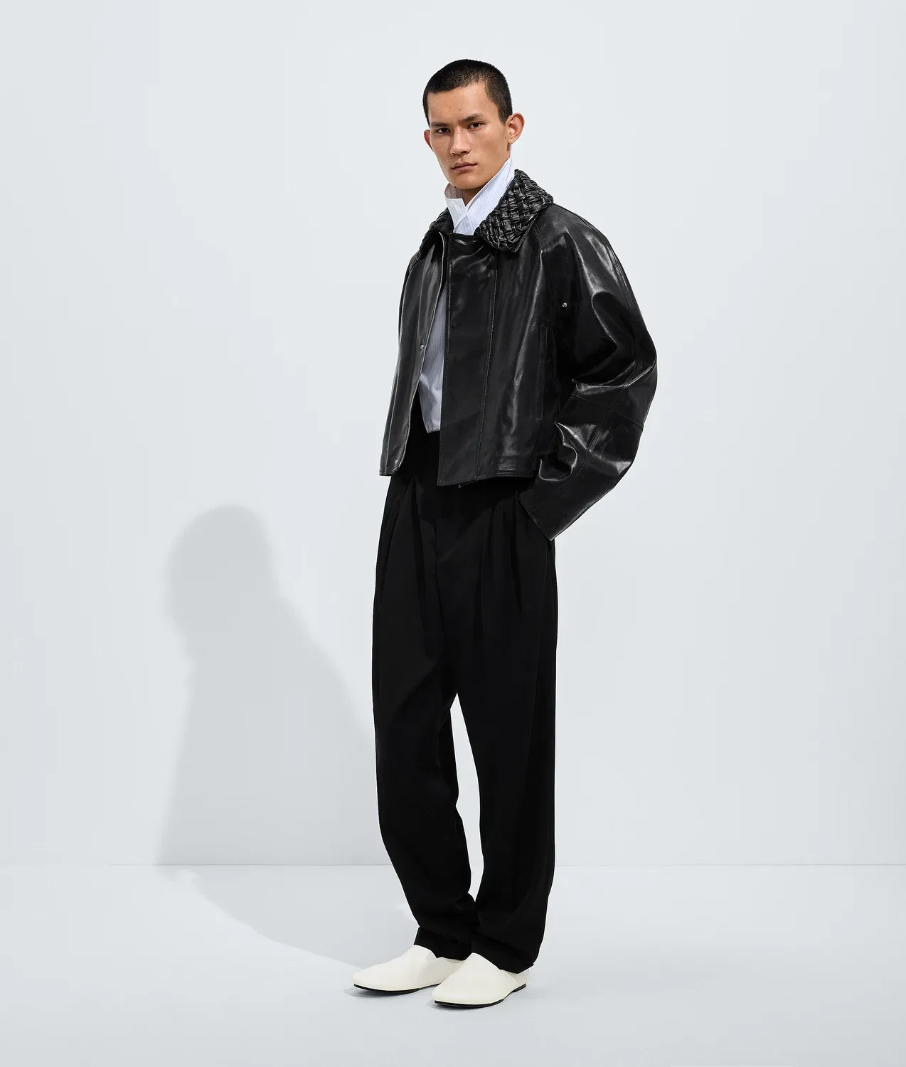 Куртка из треснутой кожи BOTTEGA VENETA, черный — фото 4