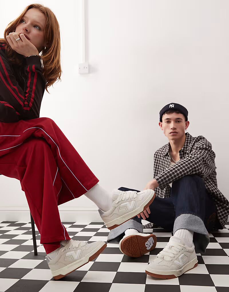 Массивные замшевые кеды Vans Upland со светоотражающей вставкой на пятке, цвет «кремовый». — фото 4