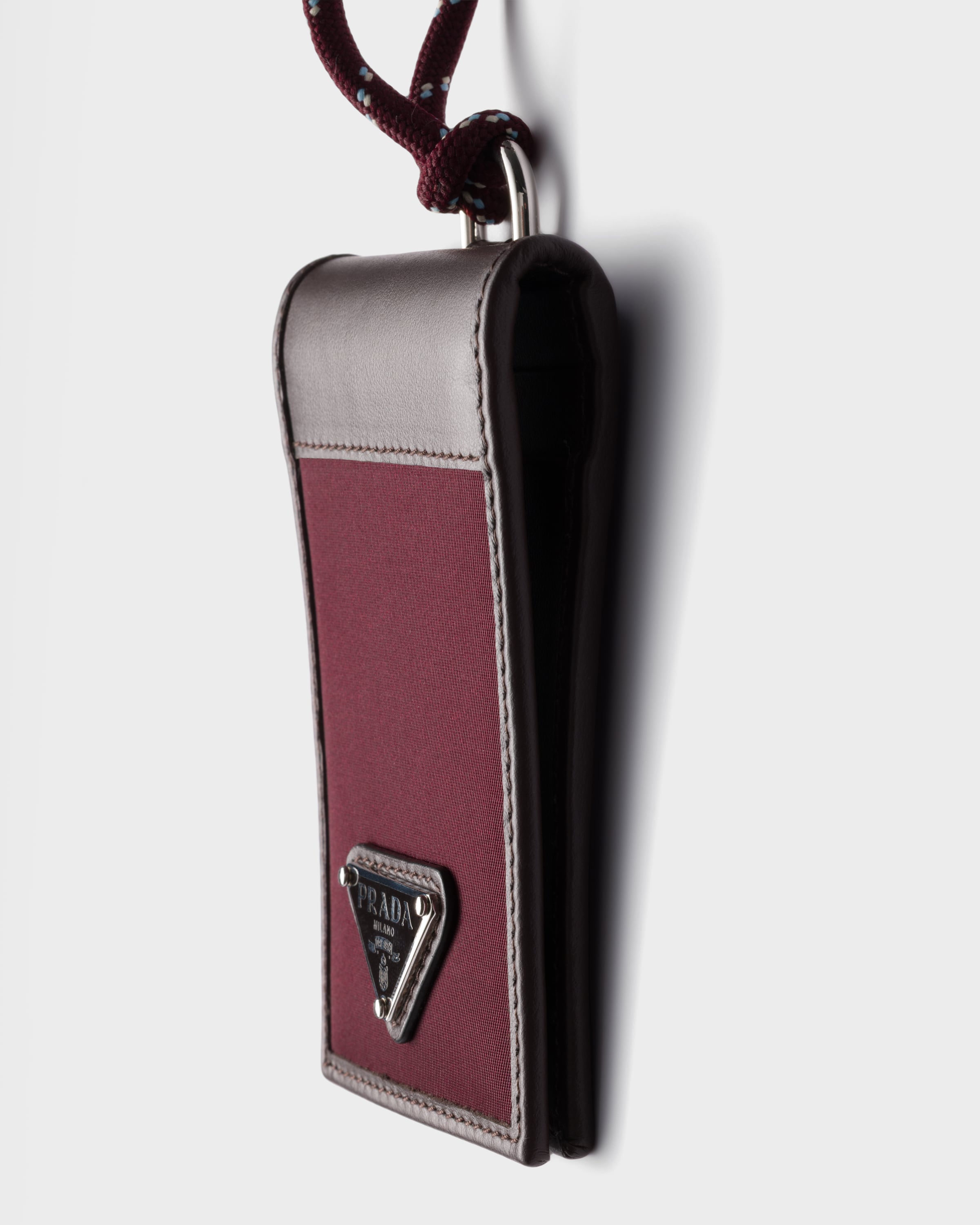Кардхолдер Prada Speedrock из переработанного нейлона и кожи с ремешком Prada, бордовые — фото 4