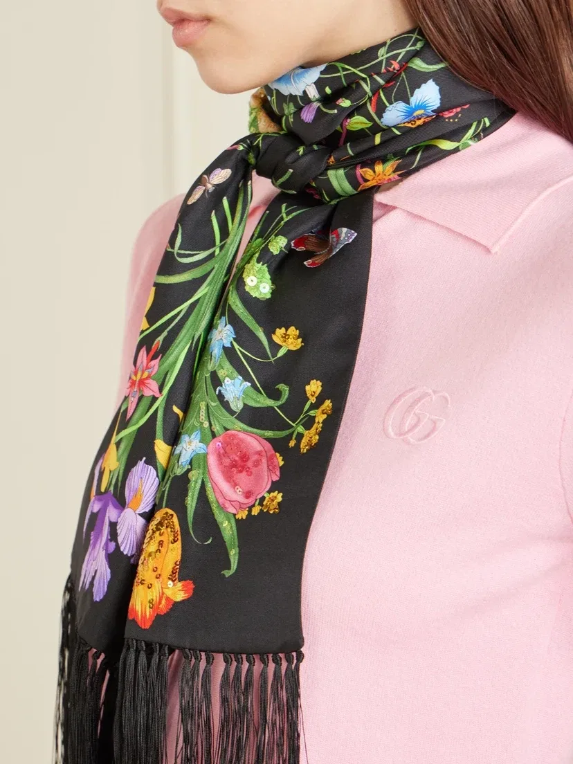 Шарф из шелкового твила с цветочным принтом, бахромой и пайетками GUCCI, черный — фото 2