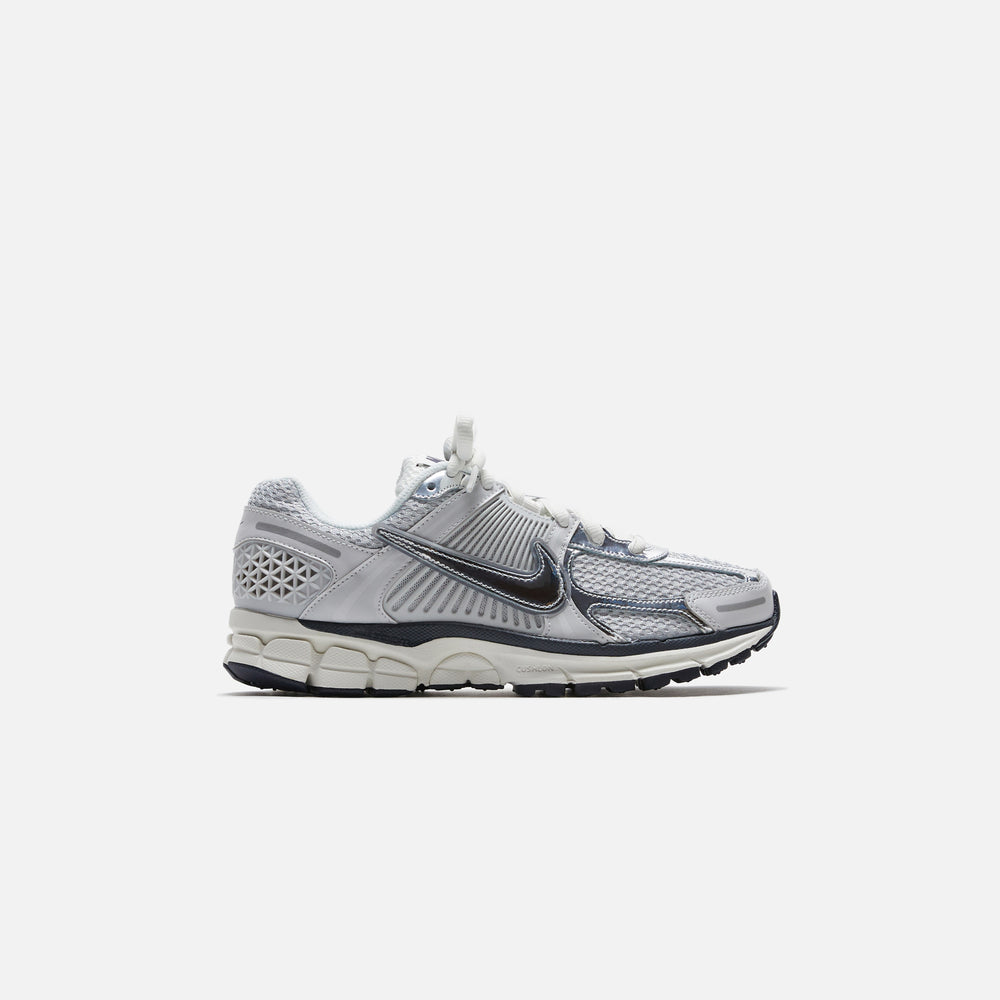 Кроссовки Nike WMNS Zoom Vomero 5, цвет Photon Dust/Chrome/Gridiron/Sail