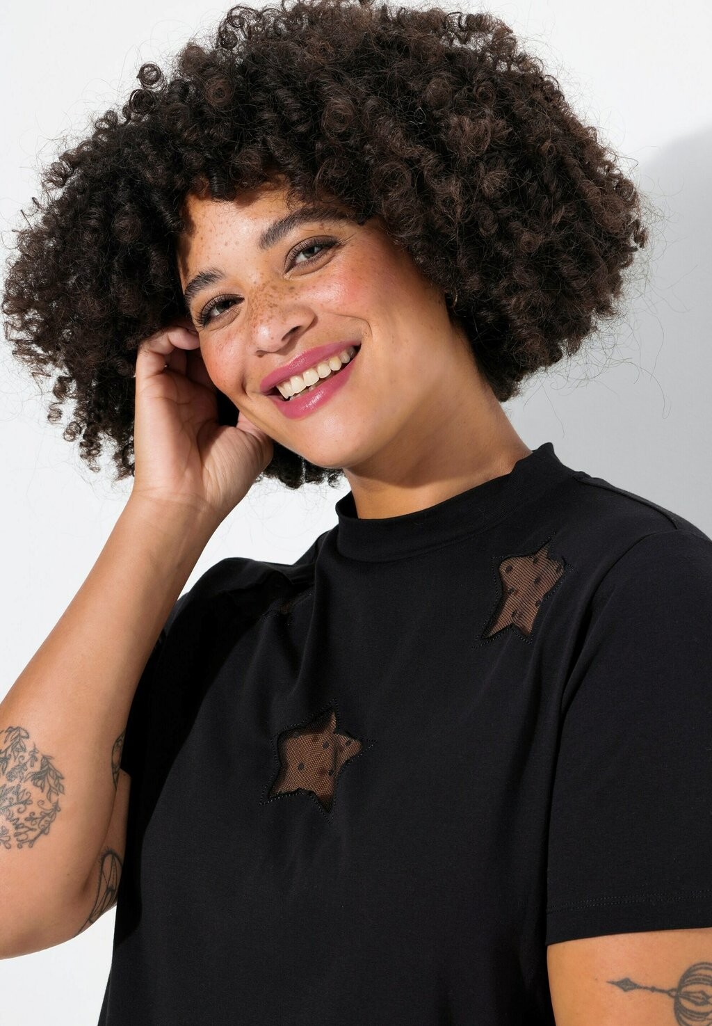

Футболка с принтом CUT-OUT STARS STAND-UP COLLAR Angel of Style, черный