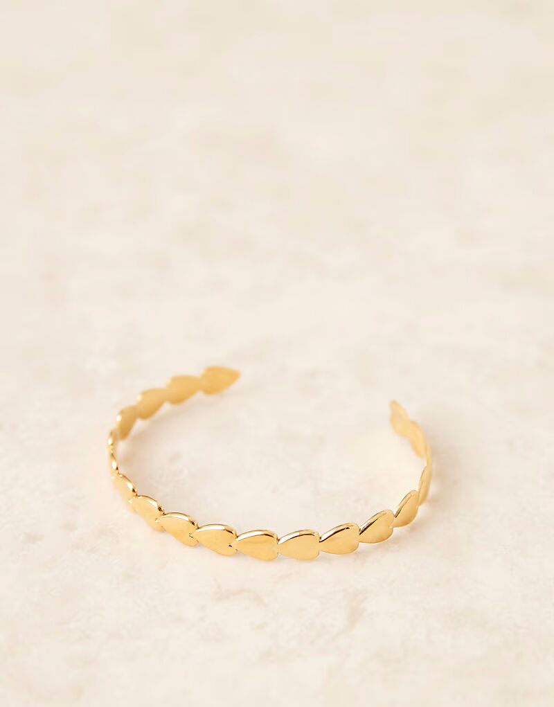 

Водонепроницаемый браслет-манжета из нержавеющей стали в форме сердца золотистого оттенка Asos Design