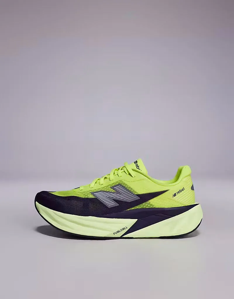 Мужские беговые кроссовки New Balance Fuelcell Rebel v5 неоново-зеленого и черного цвета — фото 2