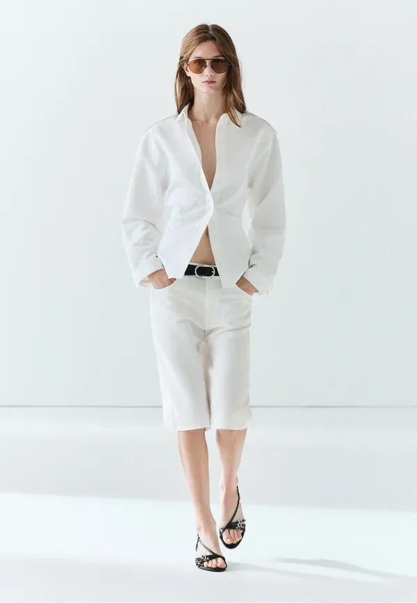 Джинсовая рубашка свободного кроя с поясом Flowing oversize denim shirt with belt, Massimo Dutti, белый