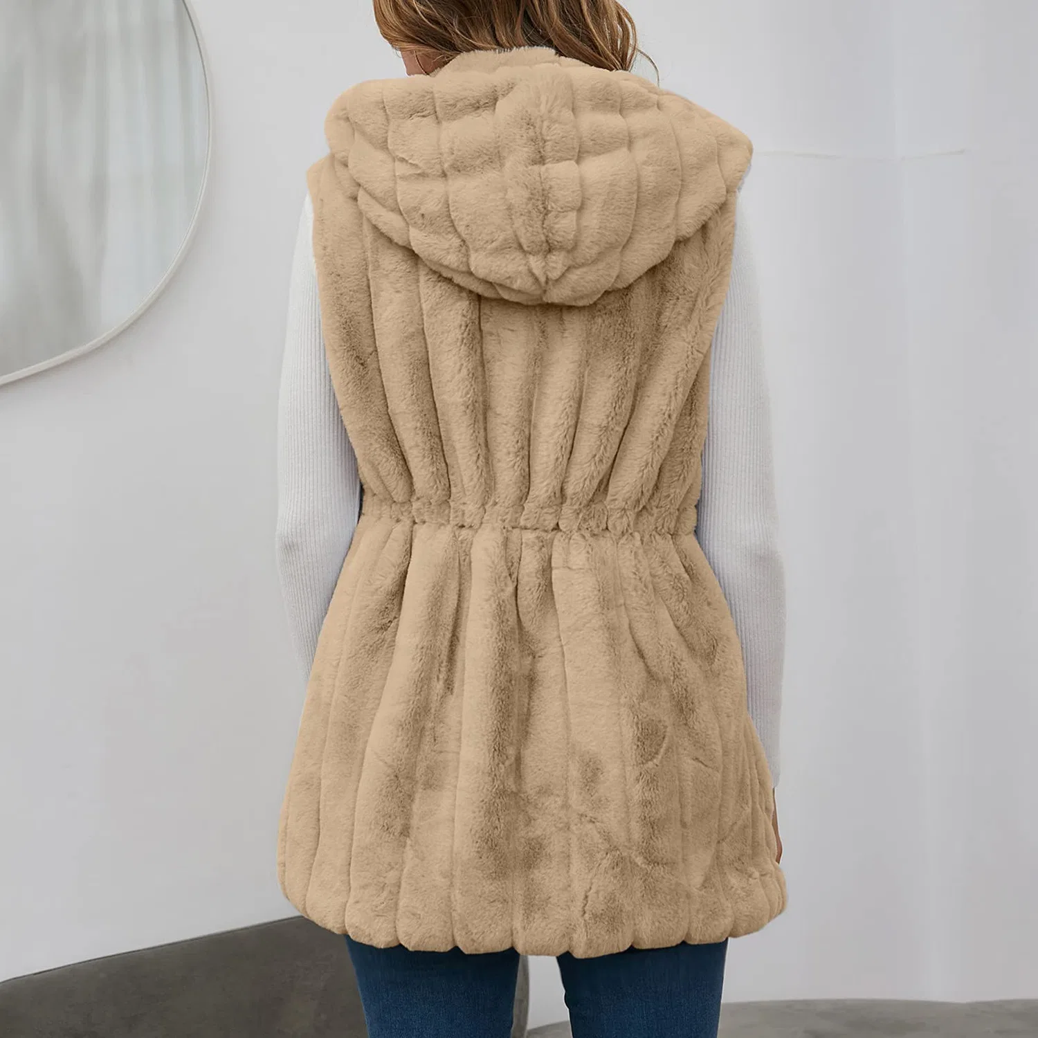 Женский жилет из искусственного меха с капюшоном, beige — фото 3