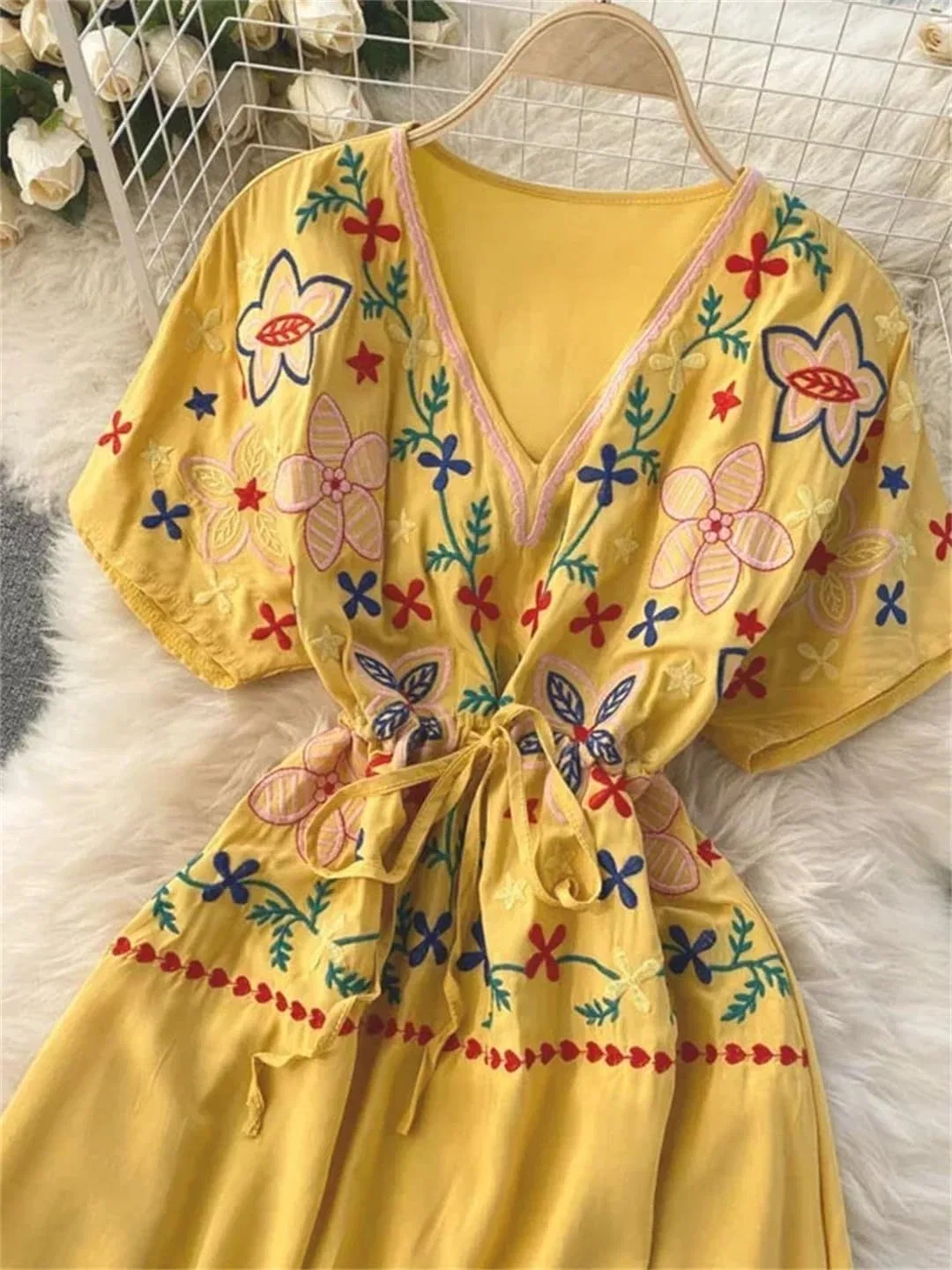 Женское платье макси с вышивкой V-образным вырезом, Yellow — фото 2
