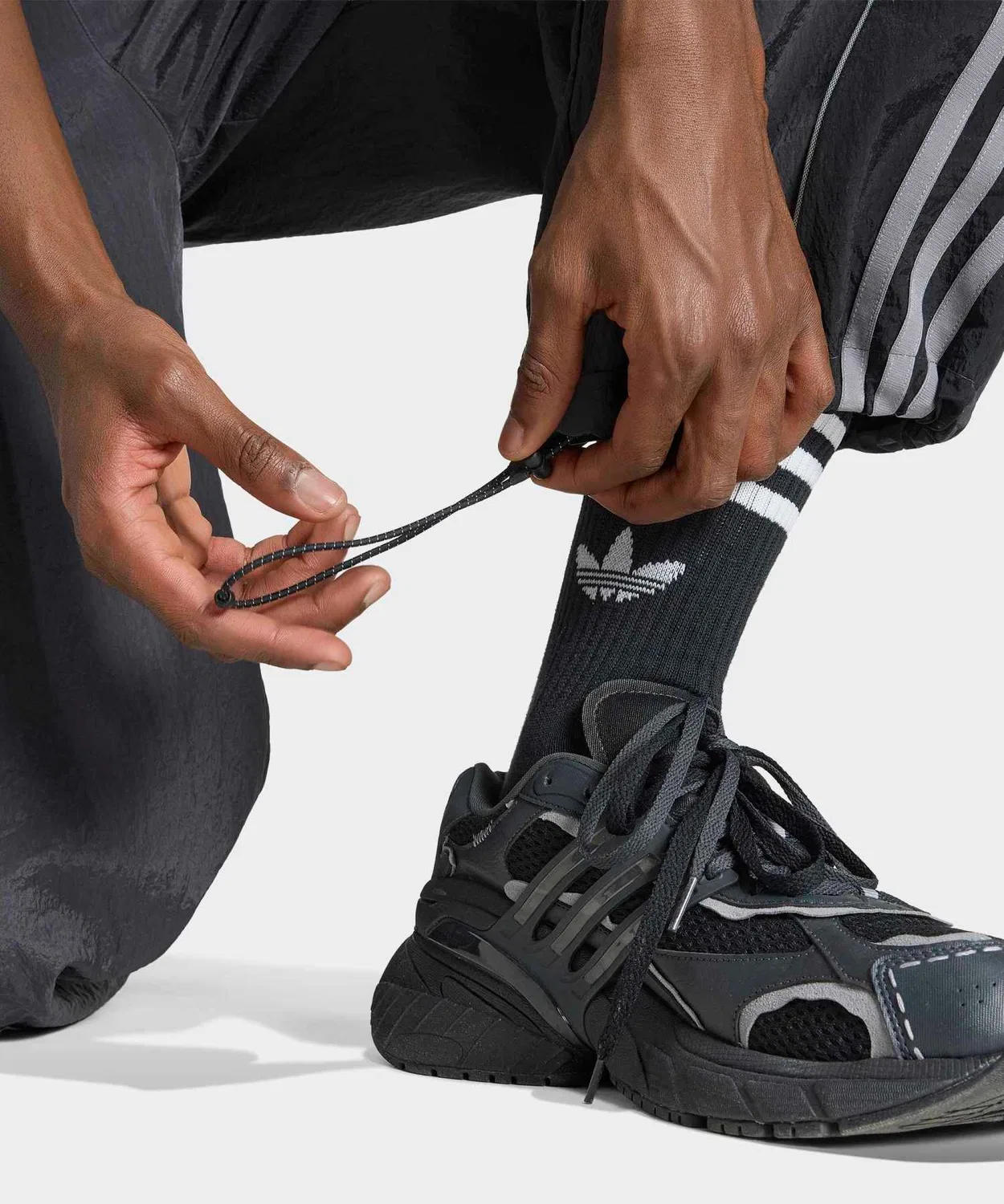 Мужские спортивные брюки свободного кроя с застежкой-молнией Adilenium Season 5 Track Pants Adidas, Black — фото 4