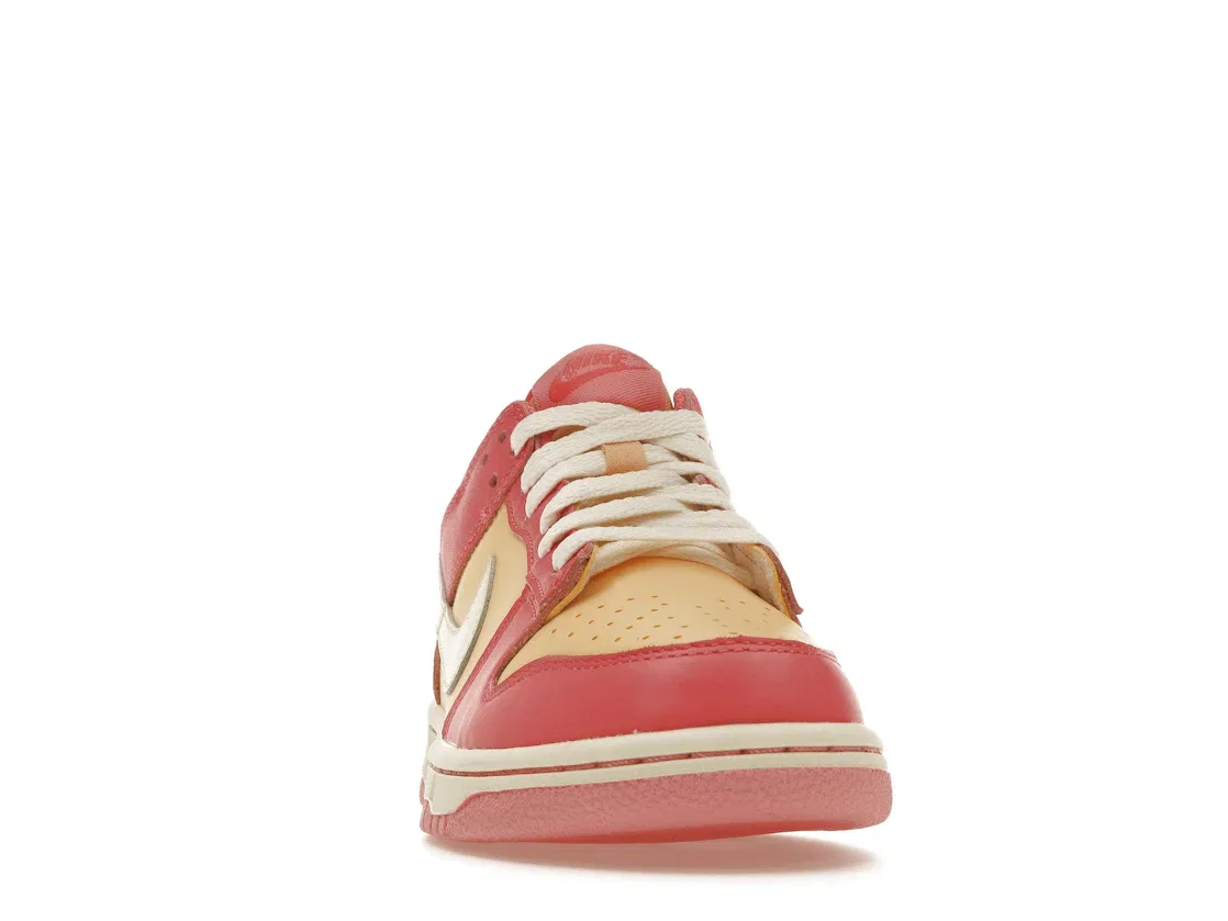 Детские кроссовки Lifestyle с цветочным принтом Nike Dunk Low, Strawberry/Preach/Cream — фото 2