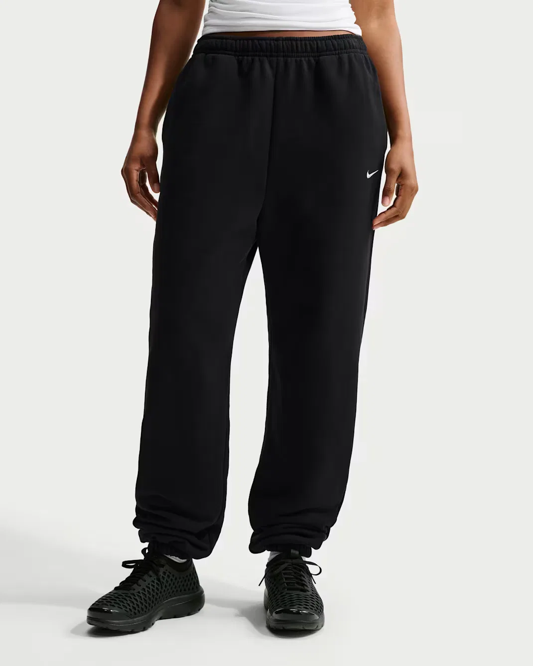 Женские брюки с высокой посадкой, свободного кроя и манжетами Nike Studio Fleece Medium Weight, Total Black/Sail — фото 2