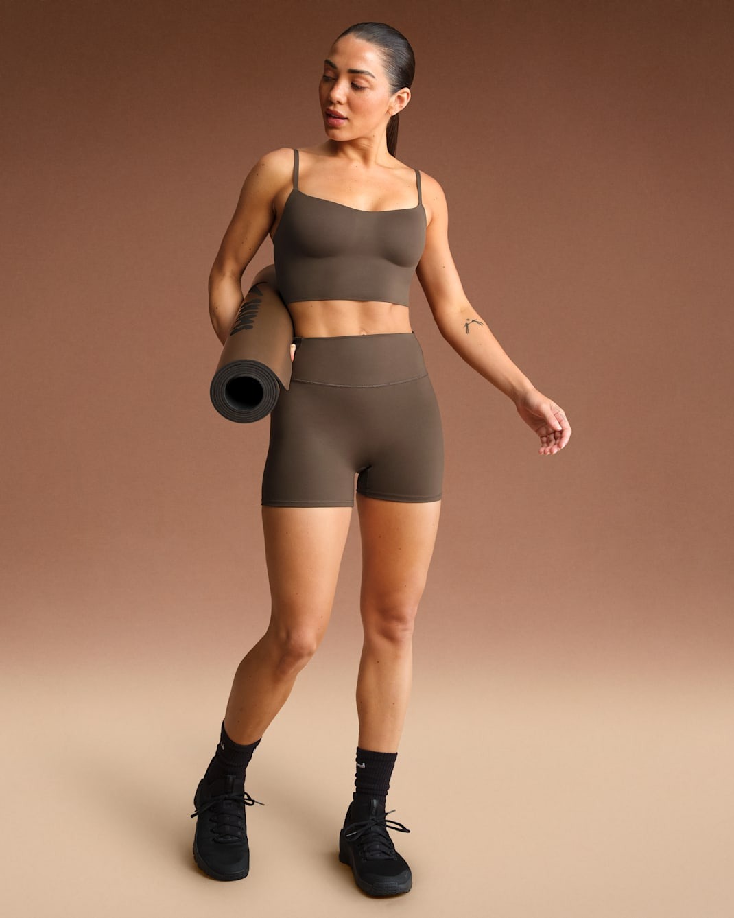 

Шорты NikeSKIMS Matte Women's High-Waisted 3", темно-коричневый